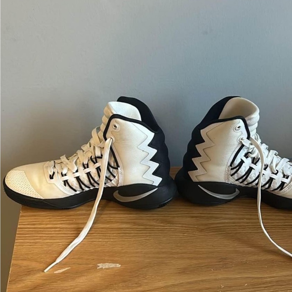 Nike Size 6 Hyperdunks - image 2